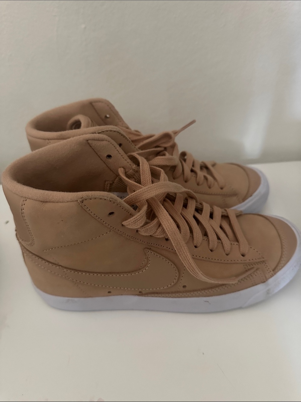 Nike Women’s High-Top Sneakers dunks in Tan with White Sole